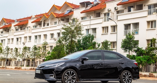 Giá xe Toyota Corolla Altis đời cũ giảm tới 120 triệu đồng